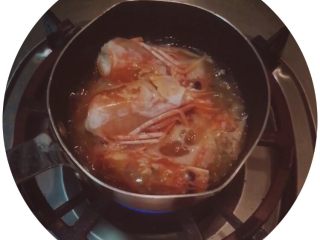 泰式咖喱虾,先用虾头熬油，熬好的虾油用来炸裹好蛋液的虾仁