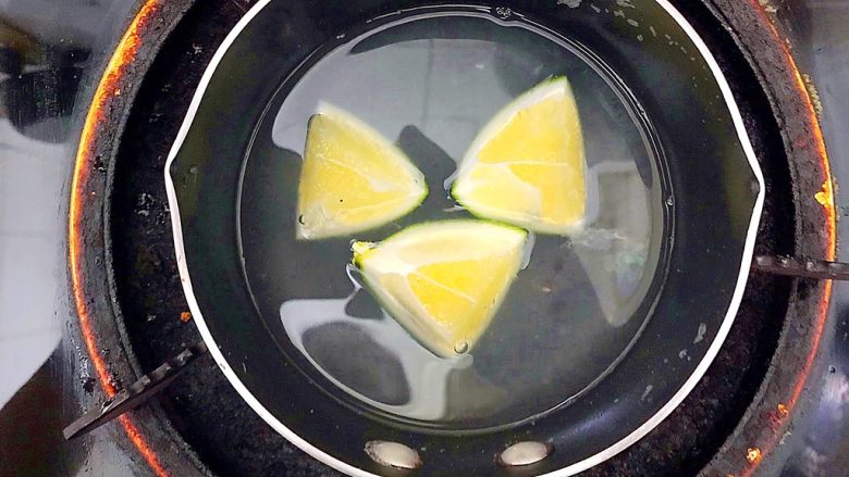 绿色美食+健康饮食之牛油果先生爱上梨小姐,锅内的水不要倒掉，加入三块青柠檬！
