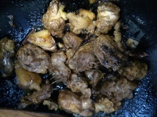 板栗炖鸡,接着加入鸡块老抽和冰糖快速翻炒。