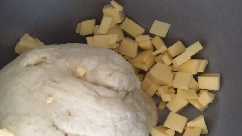梅花奶酪面包,揉成面团后加入软化的黄油继续揉面