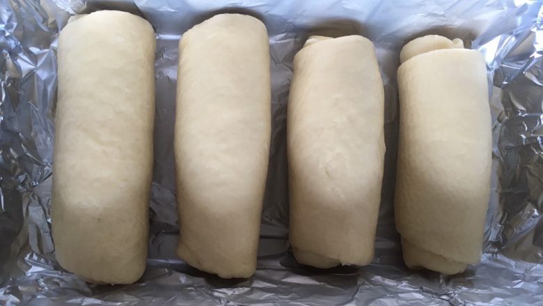 梅花奶酪面包,分别卷好整齐排列在模具里进行二次发酵