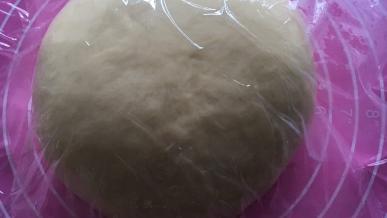 梅花奶酪面包,滚圆盖保鲜膜发酵约1小时