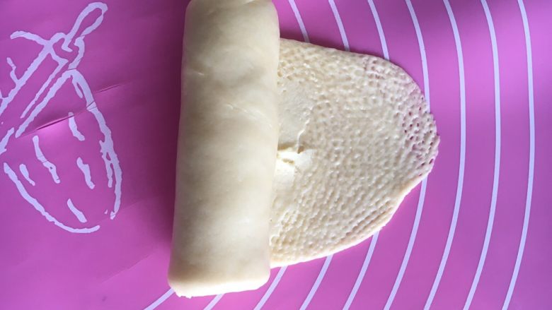 梅花奶酪面包,卷起成筒状