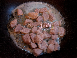 秘制咖喱土豆牛肉,开中火放入糖和焯好的牛肉块翻炒均匀