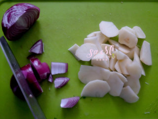 秘制咖喱土豆牛肉,洋葱去外层干皮，洗净后如图切成块状