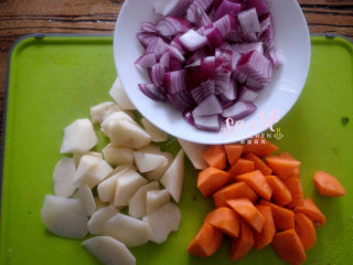 秘制咖喱土豆牛肉, 切好的土豆块、洋葱块、胡萝卜块待用