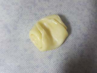 中式点心~白酥皮玫瑰鲜花饼（素油版）,15．取一个面胚，中间用食指压一道沟。