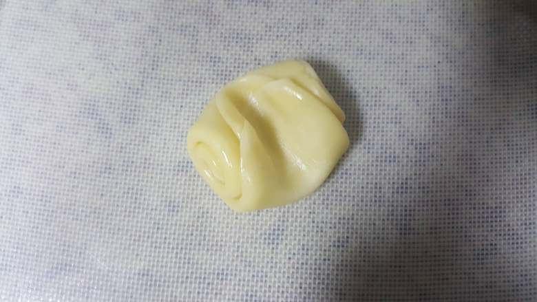 中式点心~白酥皮玫瑰鲜花饼（素油版）,15．取一个面胚，中间用食指压一道沟。