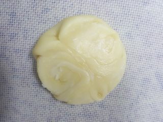 中式点心~白酥皮玫瑰鲜花饼（素油版）,17．用擀面杖擀成饺子皮状，中间稍厚。