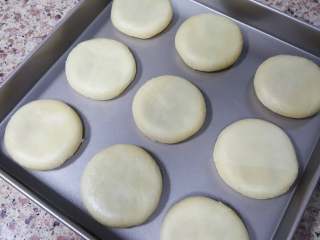 中式点心~白酥皮玫瑰鲜花饼（素油版）,20.放在烤盘上，用手轻轻压出圆形。