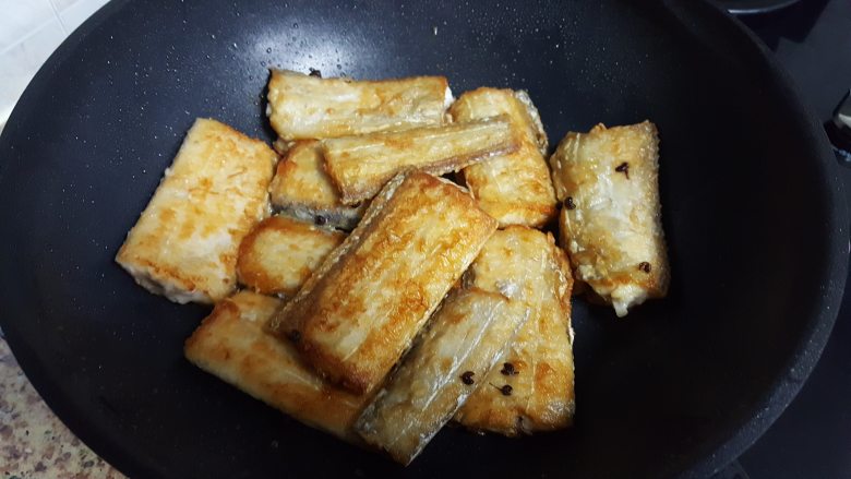 红烧带鱼,9.重新烧热炒锅，将煎好的带鱼段放在炒锅中。