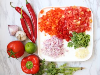 烤菠萝鸡肉汉堡,莎莎酱可以自己做。将番茄、洋葱、大蒜、红甜椒切小块，墨西哥辣椒去籽切小块，香菜切碎。
