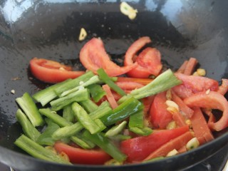 番茄青椒火腿意面,放入番茄和青椒