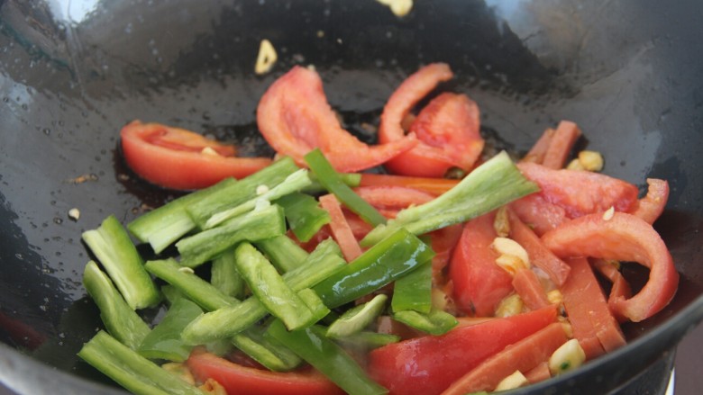 番茄青椒火腿意面,放入番茄和青椒
