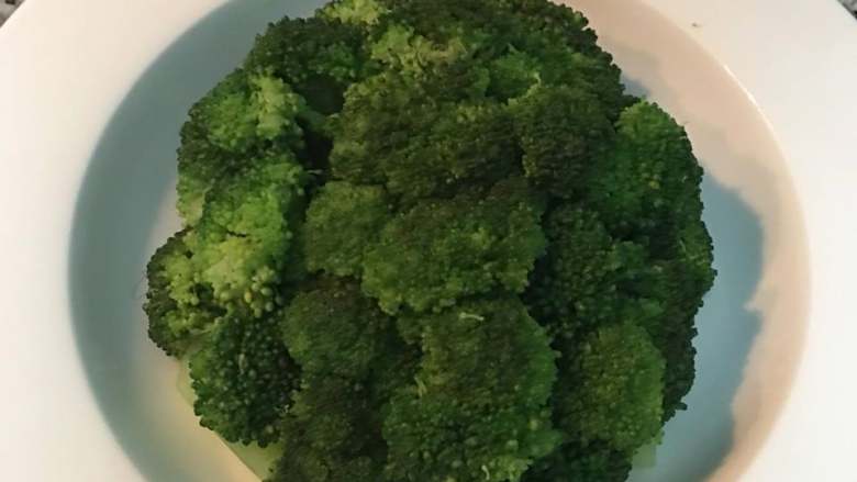 #绿色美食#椒盐花椰菜,堆成圆锥状，留一朵大的最后放在最高的点。