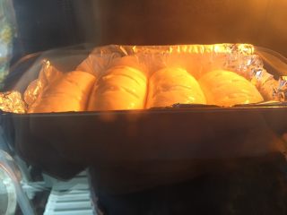 梅花奶酪面包,烤箱预热180度烤约20分钟