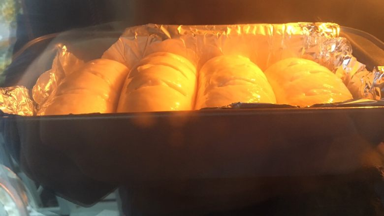 梅花奶酪面包,烤箱预热180度烤约20分钟