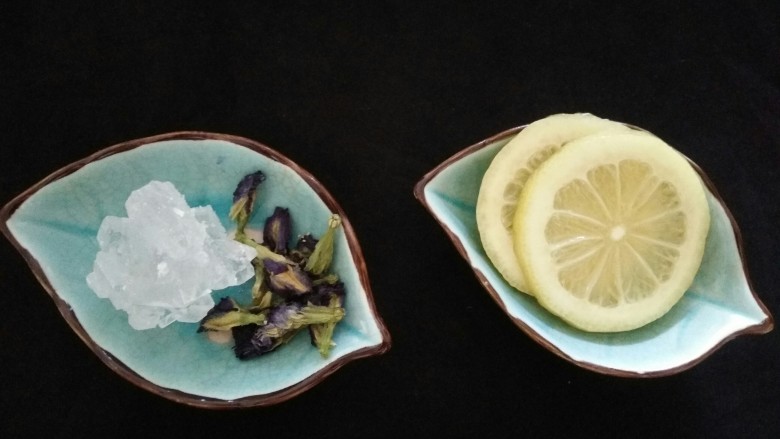 冬喝暖饮夏吃冰---蝶豆花柠檬饮,准备好食材。