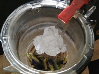 冬喝暖饮夏吃冰---蝶豆花柠檬饮,将蝶豆花和冰糖放入壶中。