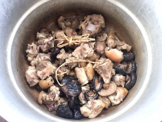香菇炖猪蹄,放入五指毛桃根，添加适量清水（没过猪蹄为宜）
