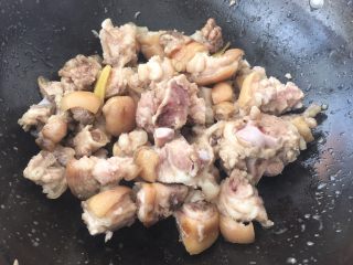 香菇炖猪蹄,慢慢翻炒至外皮金黄色。