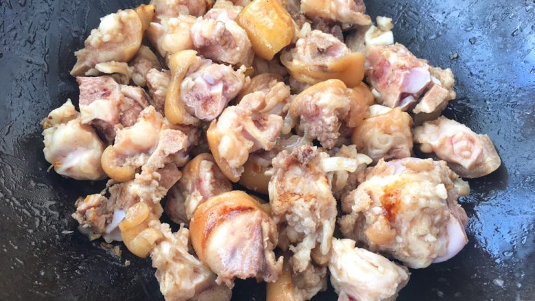 香菇炖猪蹄,慢慢翻炒至猪蹄与所有调料味道融合入味。
