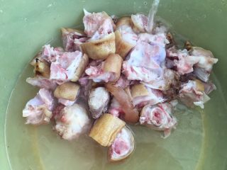 香菇炖猪蹄,猪蹄处理干净后，剁成小块！清洗掉猪蹄多余油脂，沥干水分备用。