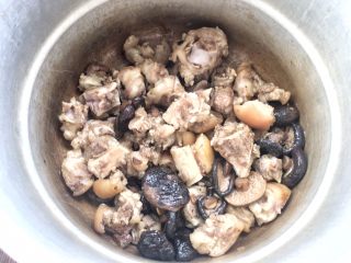 香菇炖猪蹄,把翻炒入味的猪蹄倒入高压锅中，倒入泡软的香菇。