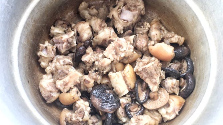 香菇炖猪蹄,把翻炒入味的猪蹄倒入高压锅中，倒入泡软的香菇。