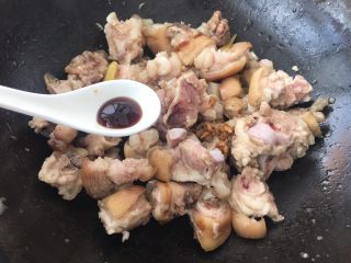香菇炖猪蹄,添加蚝油1勺翻炒。
