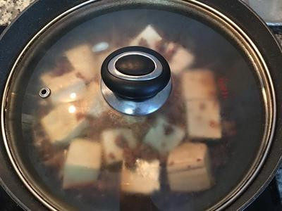 剁椒燒豆腐,蓋鍋蓋，中小火燒煮10分鐘，期間要開蓋小心的翻一次豆腐。