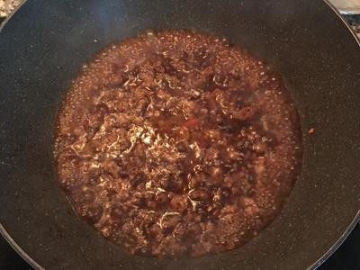 剁椒燒豆腐,加入水煮滾，試鹹度並用鹽調整。