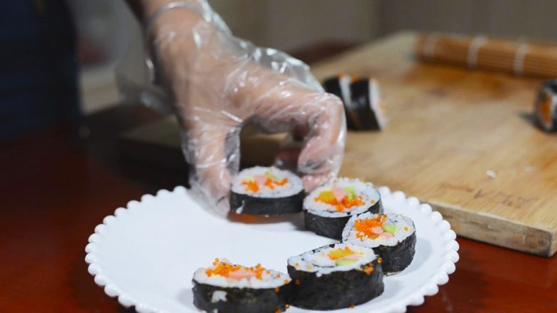 鱼籽紫菜包饭,摆盘，可以放些日式酱油作为蘸料，喜欢芥末的也可以加入。