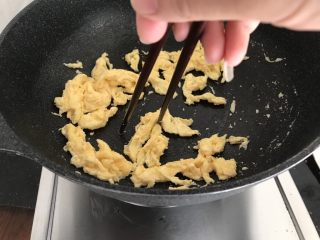 绿色美食～虾皮鸡蛋炒韭菜,鸡蛋液倒入锅中，开始凝固时，筷子顺一方向打圈，炒出的蛋花比较蓬松有弹性哟
