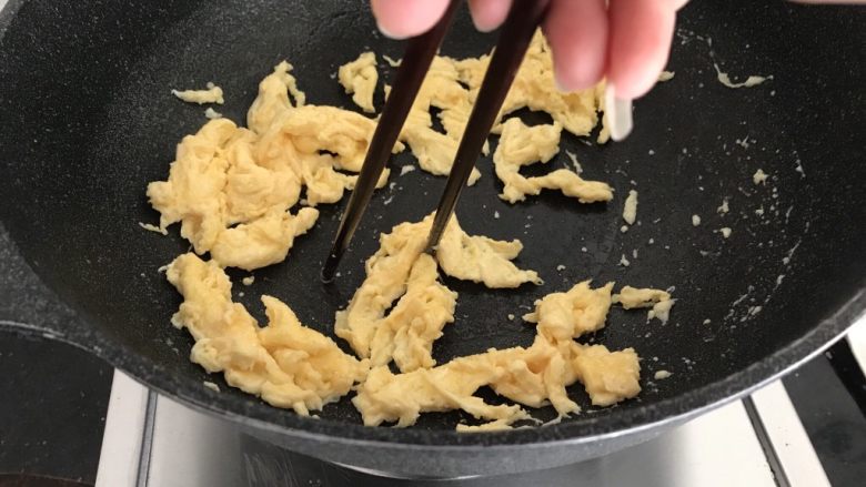 绿色美食～虾皮鸡蛋炒韭菜,鸡蛋液倒入锅中，开始凝固时，筷子顺一方向打圈，炒出的蛋花比较蓬松有弹性哟