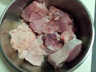 自制腊肠,猪肉洗净沥干水分。