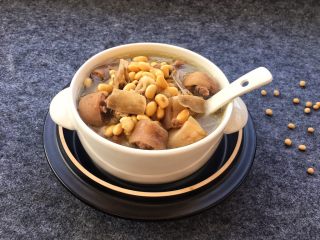 美容养生汤～黄豆炖猪尾,一上桌朋友都说非常猪蹄汤好喝，非常香甜。