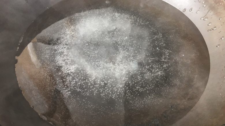 美容养生汤～黄豆炖猪尾,锅中添加适量水烧开。