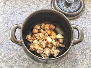 美容养生汤～黄豆炖猪尾,把焯水清洗干净的猪尾，倒入砂锅中。