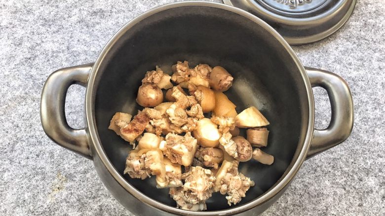 美容养生汤～黄豆炖猪尾,把焯水清洗干净的猪尾，倒入砂锅中。