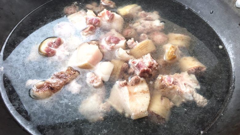 美容养生汤～黄豆炖猪尾,倒入剁好的猪尾入水焯几分钟，焯水可以去除猪尾腥味儿。