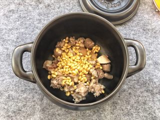 美容养生汤～黄豆炖猪尾,泡好的黄豆一起倒入砂锅中。