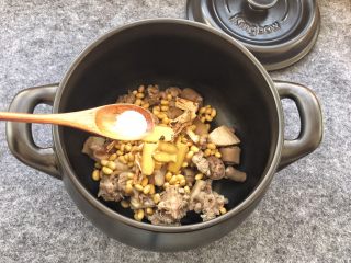 美容养生汤～黄豆炖猪尾,添加2勺盐。