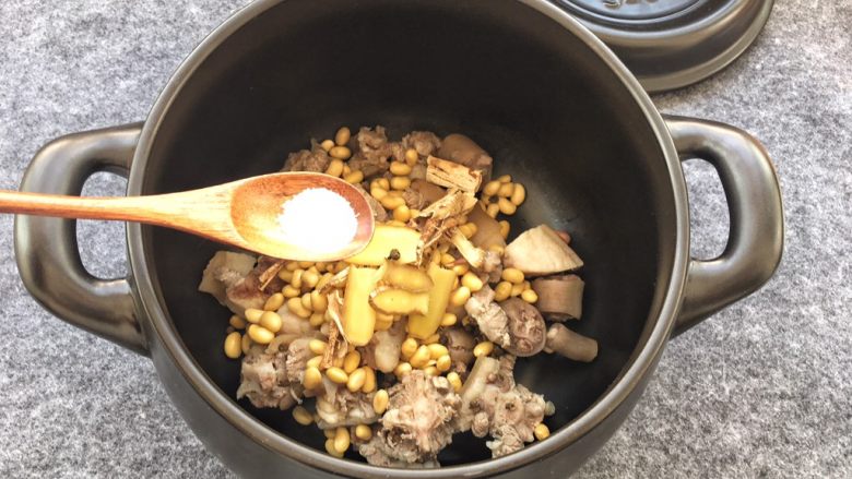 美容养生汤～黄豆炖猪尾,添加2勺盐。