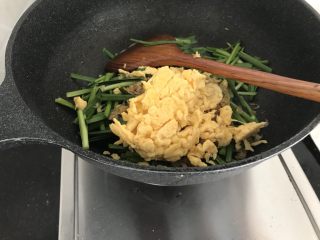 绿色美食～虾皮鸡蛋炒韭菜,接着把蛋花和虾皮也倒进去，炒2下至均匀