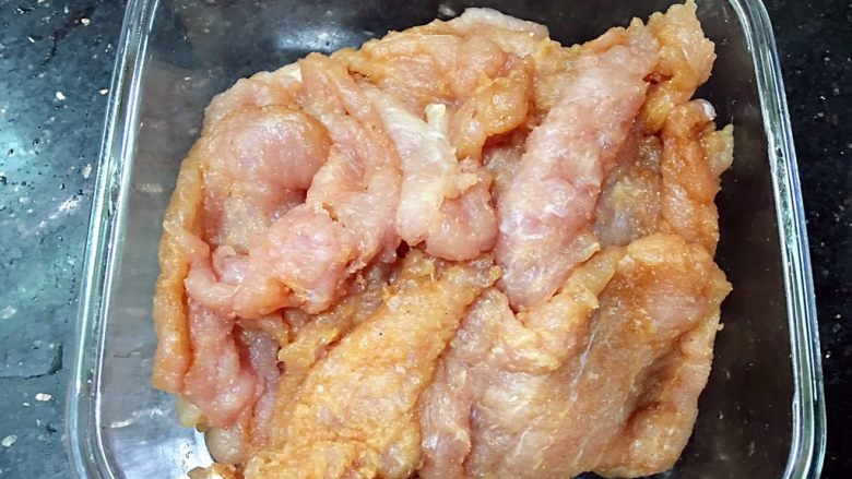 美味的日式炸猪排,抓匀，腌1－2小时
