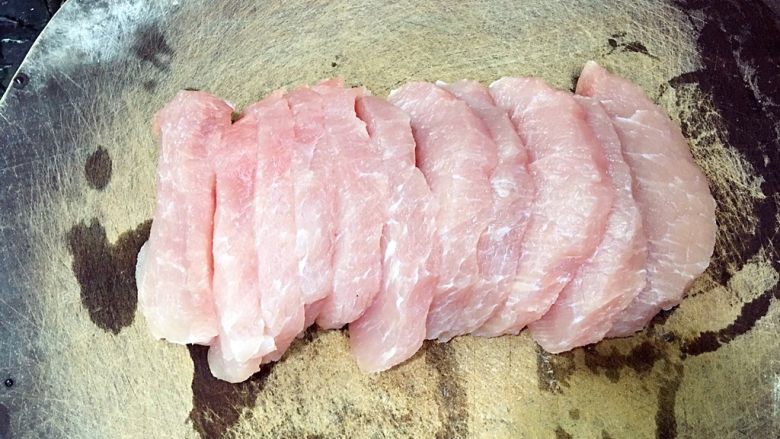 美味的日式炸猪排,切成1.5-2厘米的厚度
