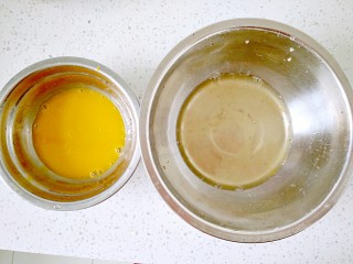 绿色美食+三色蒸蛋,鸡蛋打散蛋黄蛋清分离。