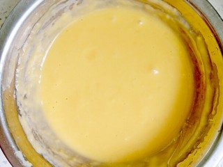 绿色美食+三色蒸蛋,蛋黄里面加上白糖，纯牛奶，少许面粉搅拌均匀。