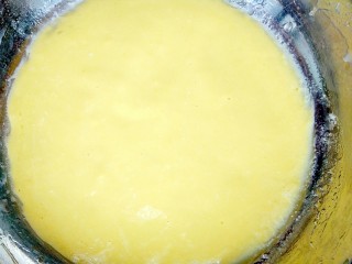 绿色美食+三色蒸蛋,蒸盘里涂上一层油，倒入薄薄的一层蛋黄液，上锅蒸两三分钟，表面凝固后取出。
